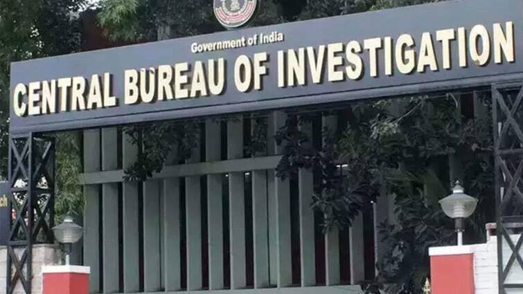 Bihar News CBI arrested superintendent and computer operator of Motihari customs office for taking bribe know in detail ANN बिहार में CBI ने कस्टम ऑफिस के अधीक्षक और कंप्यूटर ऑपरेटर को रिश्वत लेते किया गिरफ्तार, जानें पूरा मामला