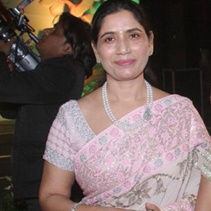 सरला यादव मुलायम सिंह के भाई शिवपाल यादव की पत्नी हैं. शिवपाल यादव ने 2019 में बताया था कि  सरला यादव के पास करीब 6 करोड़ रुपये की संपत्ति है.