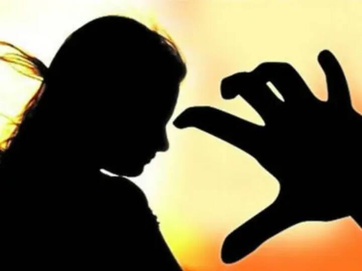 Karnataka Sexual assault case on headmaster for kissing girl student Pocso | பள்ளி மாணவிக்கு முத்தம் கொடுத்த ஹெட்மாஸ்டர்.. பரவிய வீடியோ.. பாய்ந்தது போக்சோ..