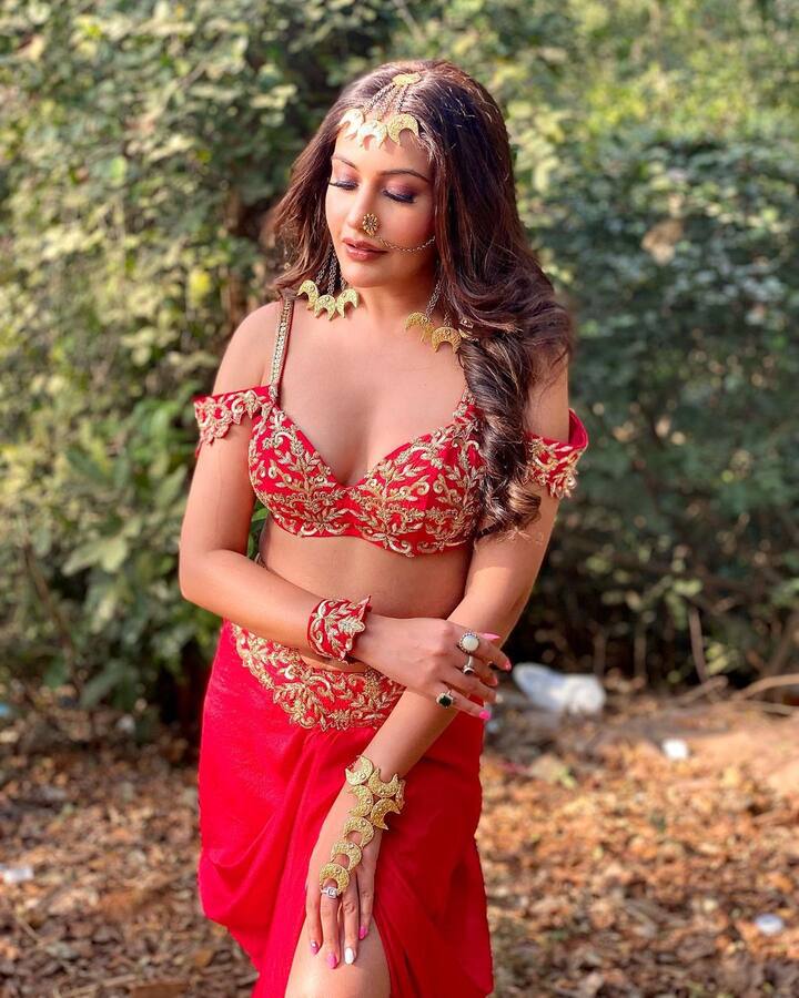 ਟੀਵੀ ਅਦਾਕਾਰਾ ਸੁਰਭੀ ਚੰਦਨਾ ਨੇ ਨਾਗਿਨ ਲੁੱਕ 'ਚ ਆਪਣੀ ਫੋਟੋ ਇੰਸਟਾ ਅਕਾਊਂਟ 'ਤੇ ਸ਼ੇਅਰ ਕਰਦੇ ਹੋਏ ਲਿਖਿਆ, 'ਆਦੀ ਨਾਗਿਨ ਕਾ ਵਾਰ'।