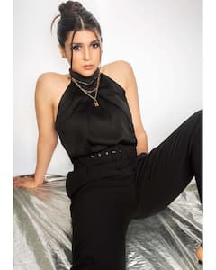 Mannara Chopra Photos: రెచ్చగొడుతోన్న 'రోగ్' పిల్ల మన్నారా చోప్రా