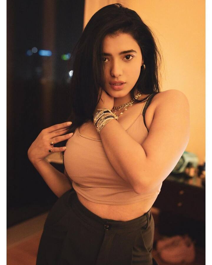 'రొమాంటిక్' సినిమాతో టాలీవుడ్ కి పరిచయమైన కేతిక శర్మ.. యూత్ లో మంచి ఫాలోయింగ్ సంపాదించుకుంది.  (Photo Courtesy: Instagram)