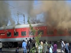 PHOTO : गांधीधाम पुरी एक्सप्रेसला नंदुरबार स्थानकाजवळ भीषण आग; प्रवाशांमध्ये भीती