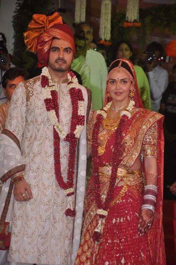 ઇશા દેઓલે બિઝનેસમેન ભરત તખ્તાની સાથે 29 જૂન 2012માં ઇસ્કોન મંદિરમાં લગ્ન કર્યા હતા.