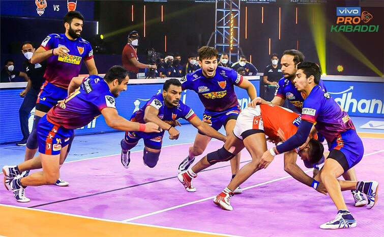 pro kabaddi league season 8 dabang delhi beat gujarat giants to top in points table manjeet chhillar and krishan dhull high-5 Pro Kabaddi League: गुजरात को एकतरफा मुकाबले में हराकर प्रो कबड्डी लीग की अंक तालिका में पहले स्थान पर पहुंची दिल्ली