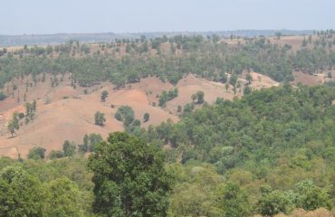 अजूबों की बस्ती ही नहीं... यहां ज़मीन पर उतर आते हैं बादल