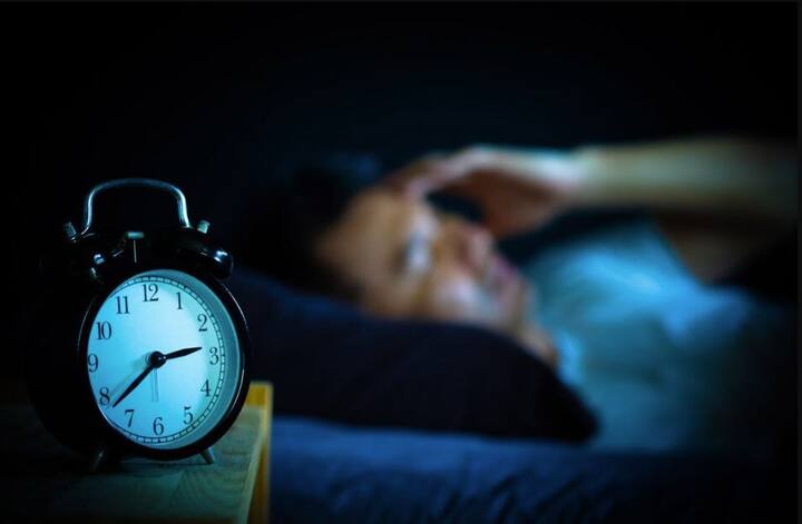 ਇਸ ਤਰ੍ਹਾਂ ਦੀ ਸਮੱਸਿਆ ਬਹੁਤ ਸਾਰੇ ਲੋਕਾਂ ਵਿੱਚ ਦੇਖਣ ਨੂੰ ਮਿਲਦੀ ਹੈ। ਪਰ ਕੀ ਤੁਸੀਂ ਕਦੇ ਸੋਚਿਆ ਹੈ ਕਿ ਤੁਹਾਡੇ ਨਾਲ ਅਜਿਹਾ ਕਿਉਂ ਹੁੰਦਾ ਹੈ? ਦਰਅਸਲ, ਤੁਹਾਡੀ ਖੁਰਾਕ ਦਾ ਤੁਹਾਡੀ ਨੀਂਦ 'ਤੇ ਅਸਰ ਪੈ ਸਕਦਾ ਹੈ। ਜਿਸ ਤਰ੍ਹਾਂ ਤੁਸੀਂ ਰਾਤ ਨੂੰ ਸੌਣ ਤੋਂ ਪਹਿਲਾਂ ਖਾਣ-ਪੀਣ ਦਾ ਧਿਆਨ ਰੱਖਦੇ ਹੋ, ਉਸੇ ਤਰ੍ਹਾਂ ਤੁਹਾਨੂੰ ਨੀਂਦ ਆਵੇਗੀ। ਆਓ ਤੁਹਾਨੂੰ ਦੱਸਦੇ ਹਾਂ ਇਸਦੇ ਪਿੱਛੇ ਦਾ ਕਾਰਨ ਅਤੇ ਇਸ ਤੋਂ ਬਚਣ ਲਈ ਤੁਹਾਨੂੰ ਕੀ ਕਰਨਾ ਚਾਹੀਦਾ ਹੈ।