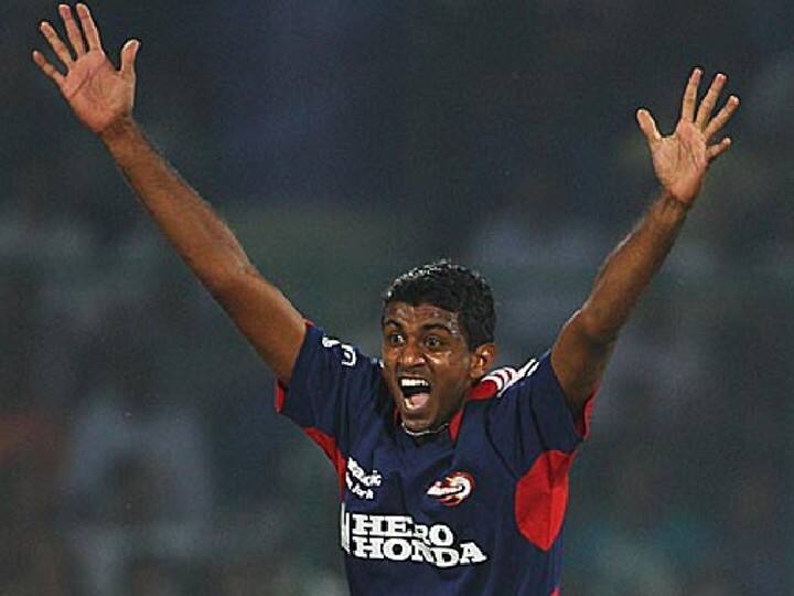 IPL के पांचवे सबसे बेहतर बॉलिंग एवरेज वाले गेंदबाज श्रीलंका के फरवीज महारूफ रहे हैं. इन्होंने IPL के 20 मुकाबलों में 19.25 की बॉलिंग औसत से 27 विकेट हासिल किए हैं.