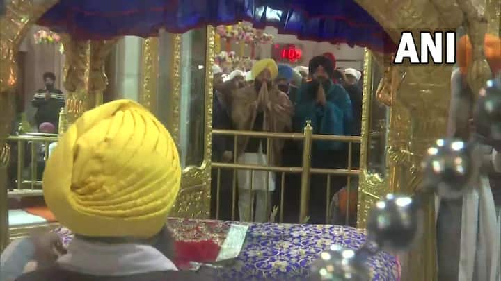 वहीं नामांकन के बाद सिद्धू ने बिक्रम सिंह मजीठिया को चुनौती देते हुए कहा कि अघल उनमें हिम्मत है तो मजीठा छोड़ दें और अमृतसर पूर्वी से चुनाव लड़ें.