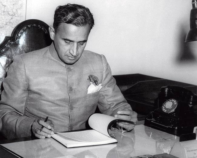রিজার্ভ ব্যাঙ্কের প্রথম ভারতীয় গভর্নর সিডি দেশমুখ। ১৯৪৩ সালে দায়িত্ব গ্রহণ করেন তিনি। দেশের অর্থমন্ত্রী হন ১৯৫০ সালে। কৃষি প্রধান ভারতের সেচ ব্যবস্থার পরিকাঠামো এবং উৎপাদন বাড়ানোর উপর জোর দেন তিনি। ১৯৫৬ সাল পর্যন্ত অর্থমন্ত্রী ছিলেন সিডি দেশমুখ।