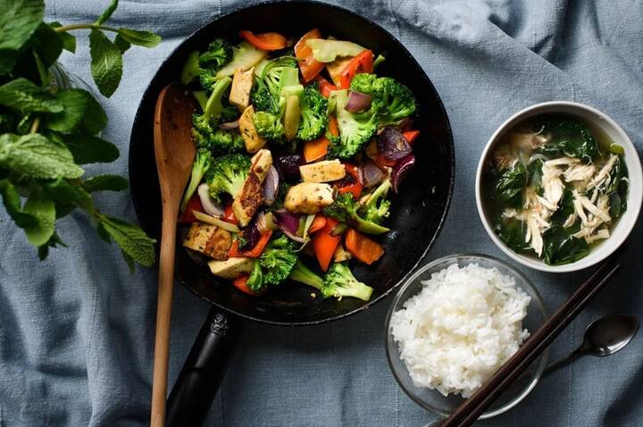 ভাতের সঙ্গে আলু, বা আলুর তরকারি বাদ দিয়ে এর বদলে বেশি পরিমাণে টাটকা সবজি ও শাক খেতে হবে। ডালও রাখতে পারেন। তবে ভাজাভুজি নৈব নৈব চ।