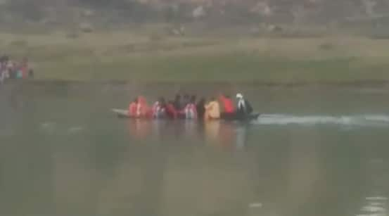 madhya pradesh bhind boat drowns in sindh river in bhind 10 rescued by villagers 2 kids missing Bhind Boat Accident :  मध्य प्रदेशमध्ये सिंध नदीत नौका बुडाली, 10 जणांना वाचवलं, दोन लहान मुलांचा शोध सुरु