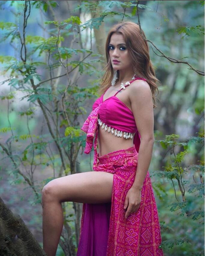 અમે એક રૂમમાં સ્ક્રિપ્ટ રીડિંગ કરી રહ્યા હતા અને તે મને સ્પર્શ કરવાનો પ્રયાસ કરી રહ્યો હતો. હું સમજી શકતી ન હતી કે શું થઈ રહ્યું છે. મને ફક્ત તેને ધક્કો મારવાનું, દરવાજો ખોલીને ભાગી જવું યાદ છે. હું થોડા દિવસો સુધી કોઈની સાથે આ શેર કરી શક્યો નહીં. તે એક પ્રેમ દ્રશ્ય હતું સ્ક્રિપ્ટ વાંચતી વખતે. તે ખૂબ જ ખરાબ હતું. 
