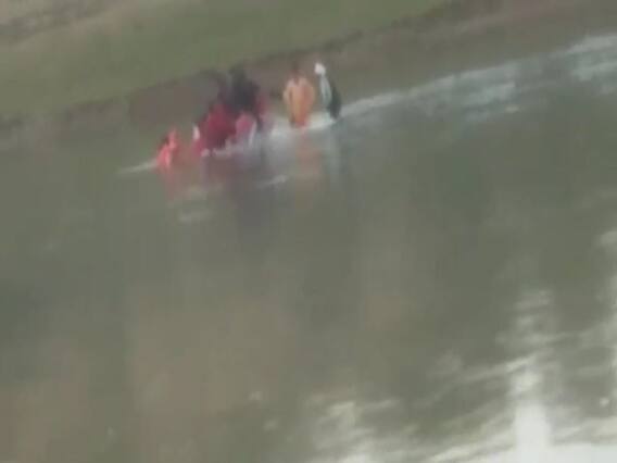 MP News: भिंड में 14 लोगों से भरी नाव सिंध नदी में पलटी, 10 को बचाया गया 2 लापता, सर्चिंग ऑपरेशन जारी MP News: भिंड में 14 लोगों से भरी नाव सिंध नदी में पलटी, 10 को बचाया गया 2 लापता, सर्चिंग ऑपरेशन जारी