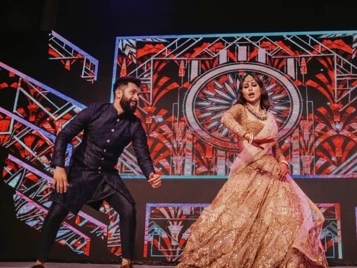 Mouni Roy-Suraj Nambiar Sangeet: शादी के बाद मौनी रॉय ने पति सूरज नांबियार के साथ लगाए ठुमके, संगीत सेरेमनी में लगा दी स्टेज पर आग mouni roy suraj nambiar sangeet ceremony couple set the stage on fire watch video Mouni Roy-Suraj Nambiar Sangeet: शादी के बाद मौनी रॉय ने पति सूरज नांबियार के साथ लगाए ठुमके, संगीत सेरेमनी में लगा दी स्टेज पर आग