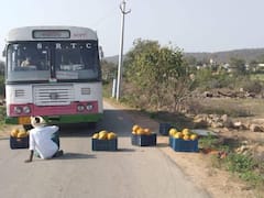 Viral News: ఎక్కిస్తావా...తొక్కిస్తావా.. రైతు నిరసనకు దద్దరిల్లిన సోషల్ మీడియా.. ఇంతకీ ఆర్టీసీ స్పందనేంటి?