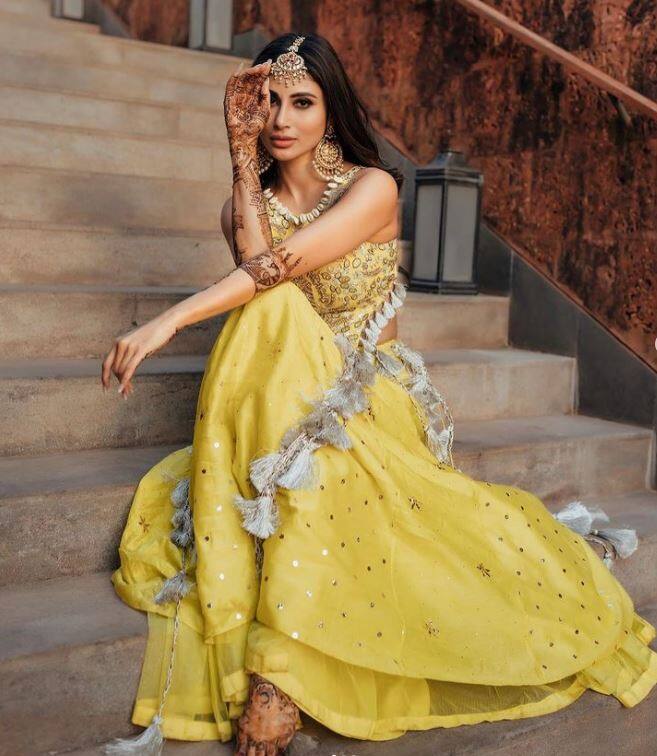 મૌની રોયે લગ્ન પછી હવે એક બાદ એક તસવીરો સોશિયલ મીડિયા પર શેર કરવાનું શરૂ કર્યુ છે. તેણે હાલમાં જ હાથમાં મહેંદી સાથે લહેંગા પહેરેલી તસવીરો શેર કરી છે, જેમાં તેનો માસૂમ ચહેરો અને સુંદરતા લોકોને દિવાના બનાવી રહી છે.