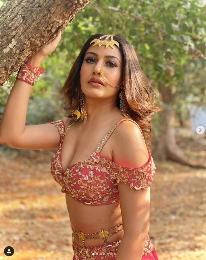 પરંપરાગત છતાં ખૂબ જ બોલ્ડ પોઝ આપ્યા છે.