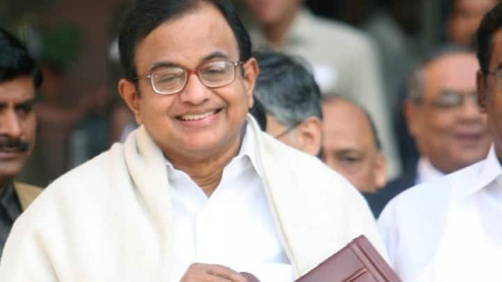 ১৯৯৬ থেকে ১৯৯৭, ১৯৯৭ থেকে১৯৯৮, ২০০৪ থেকে ২০০৮ এবং ২০১২ থেকে ২০১৪, মোট চার দফায় দেশের অর্থমন্ত্রী ছিলেন পি চিদম্বরম। নাগরিকদের ব্যক্তিগত আয়করে ছাড় দিয়ে সকলকে চমকে দিয়েছিলেন তিনি। তাতে কর আদায়ের পরিমাণ বেড়েছিল। ২০০৬ সালের বাজেটে পণ্য পরিষেবা করের প্রথম প্রস্তাবকও তিনিই।