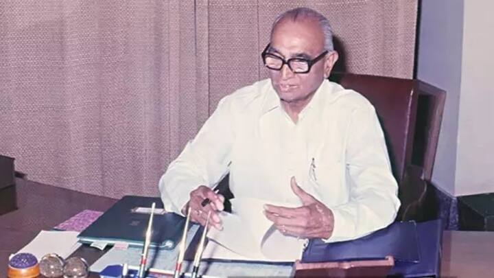 ১৯৭৭ থেকে ১৯৭৯ পর্যন্ত অর্থমন্ত্রী ছিলেন এইচএম পটেল। বিদেশি বিনিয়োগ টানতে শুল্ক ছাড়ের ঘোষণা করেন তিনি।