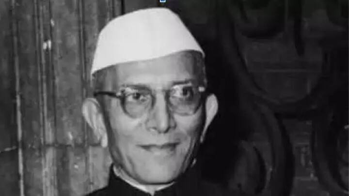 স্বাধীনতা সংগ্রামী মোরারজি দেশাই ১৮৫৮ থেকে ১৯৬৩ এবং ১৯৬৭ থেকে ১৯৬৯, দু’দফায় অর্থমন্ত্রী ছিলেন। সবমিলিয়ে ১০টি বাজেট পেশ করেন তিনি। ১৯৭৭ সালে দেশের প্রধানমন্ত্রীও হন মোরারজি দেশাই।