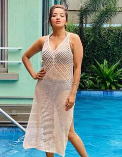 બિકિની પહેરી સ્વિમિંગપુલ કિનારે પોઝ આપતી જોવા મળી Monalisa