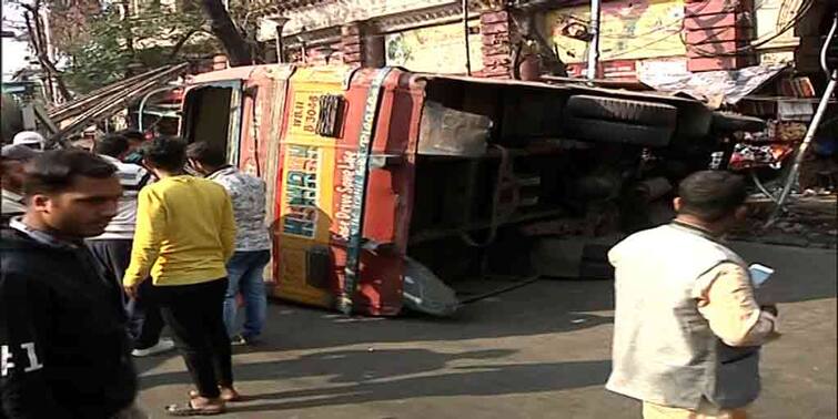 kolkata Horrific bus accident while overtaking at reckless speed, wheel bursts and overturns bus Kolkata Bus Accident: বেপরোয়া গতিতে ওভারটেক করতে গিয়ে ভয়াবহ দুর্ঘটনা, চাকা ফেটে উল্টে গেল বাস