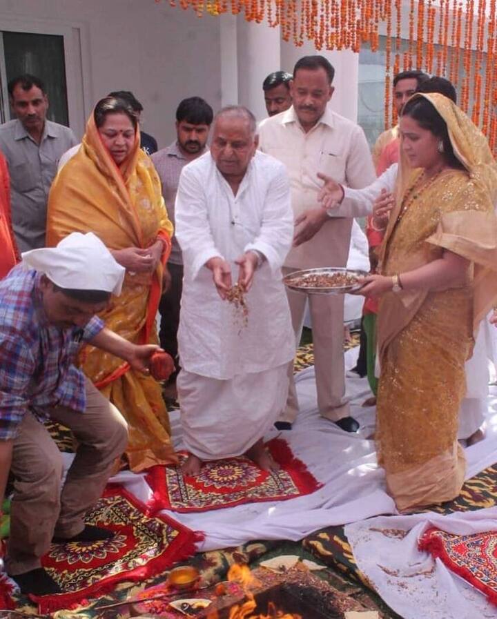 मुलायम सिंह से शादी से पहले ही साधना गुप्ता की एक शादी हो चुकी थी. उस शादी से उनके एक बेटे हैं. बेटे का नाम प्रतीक है. पहले पति से तलाक के बाद ही साधना गुप्ता ने मुलायम सिंह यादव से शादी की थी.