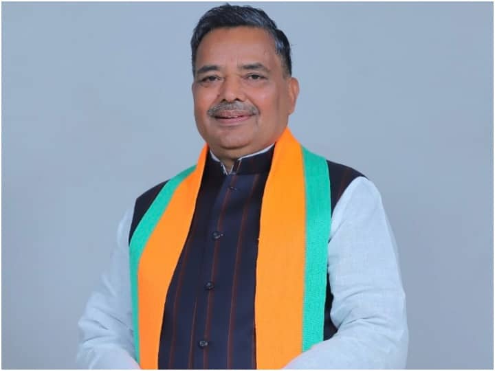 UP Assembly Election 2022 profile of Thakur Jayveer Singh BJP Candidate from Manpuri Sadar Seat ANN UP Election 2022: मैनपुरी के इस बीजेपी उम्मीदवार ने ग्राम प्रधान से शुरू की राजनीति, परिवार के इतने सदस्य हैं राजनीति में