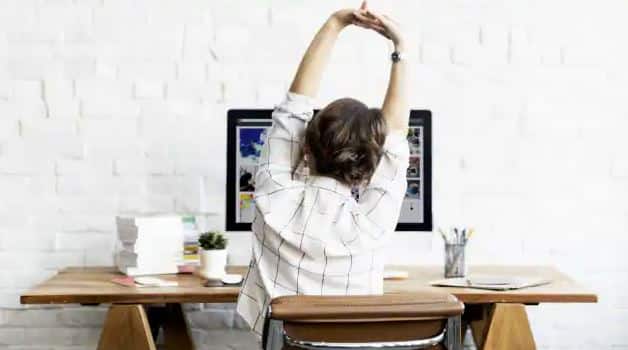 ਕੋਰੋਨਾਵਾਇਰਸ ਕਾਰਨ ਜ਼ਿਆਦਾਤਰ ਦਫਤਰਾਂ ਵਿੱਚ ਘਰ ਤੋਂ ਕੰਮ (Work from Home) ਚੱਲ ਰਿਹਾ ਹੈ। ਅਜਿਹੇ 'ਚ ਦਫਤਰ ਵਰਗੀ ਬੈਠਣ ਦੀ ਵਿਵਸਥਾ ਤੇ ਘਰ 'ਚ ਆਰਾਮ ਮਿਲਣਾ ਮੁਸ਼ਕਲ ਹੋ ਜਾਂਦਾ ਹੈ। ਘਰ ਤੋਂ ਕੰਮ ਕਰਨ ਵਿੱਚ, ਕੰਮ ਦੇ ਘੰਟੇ ਥੋੜ੍ਹੇ ਲੰਬੇ ਹੋ ਜਾਂਦੇ ਹਨ, ਜਿਸ ਦਾ ਸਿੱਧਾ ਅਸਰ ਸਾਡੀ ਸਿਹਤ 'ਤੇ ਪੈਂਦਾ ਹੈ। ਅਜਿਹੇ 'ਚ ਜੇਕਰ ਤੁਹਾਨੂੰ ਕਸਰਤ ਕਰਨ ਦਾ ਸਮਾਂ ਨਹੀਂ ਮਿਲਦਾ ਹੈ ਤਾਂ ਤੁਸੀਂ ਕੁਰਸੀ 'ਤੇ ਬੈਠ ਕੇ ਜਾਂ ਕੁਝ ਦੇਰ ਖੜ੍ਹੇ ਹੋ ਕੇ ਸਟ੍ਰੇਚਿੰਗ ਦਾ ਸਮਾਂ ਕੱਢ ਸਕਦੇ ਹੋ। ਤੁਹਾਨੂੰ ਸਿਰਫ ਘਰ ਵਿਚ ਕੰਮ ਕਰਦੇ ਸਮੇਂ ਹੀ ਨਹੀਂ ਬਲਕਿ ਦਫਤਰ ਵਿਚ ਵੀ ਕੁਝ ਸਮੇਂ ਲਈ ਸਟ੍ਰੇਚਿੰਗ ਜ਼ਰੂਰ ਕਰਨੀ ਚਾਹੀਦੀ ਹੈ।