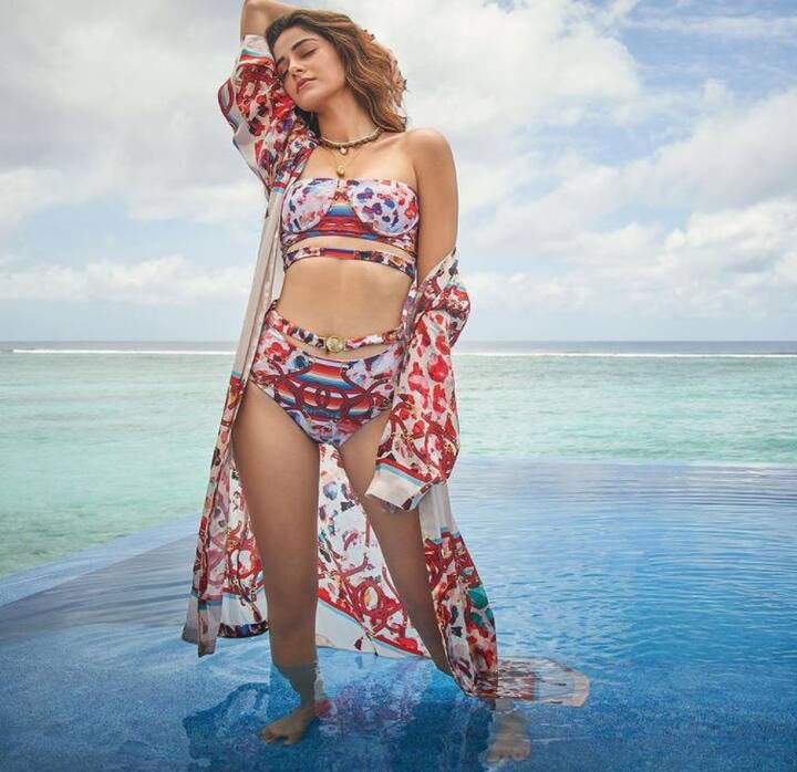 પ્રિન્ટેડ બિકિનીમાં Ananya Pandayનો ગ્લેમરસ લૂક વાયરલ થયો હતો.  અનન્યા પાંડે સ્ટાઇલિશ અને પ્રોમિસિંગ એક્ટ્રેસ મનાય છે. અનન્યા પાંડેની સુંદરતા અને સ્ટાઇલના લાખો લોકો દિવાના છે.   અનન્યાની તસવીરોએ ઇન્ટરનેટ પર ચર્ચા જગાવી છે.