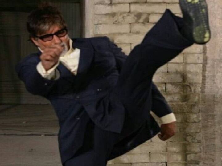 किसकी इतनी हिम्मत जो Amitabh Bachchan को रस्सी से पकड़कर खींचे? क्या ये Jaya Bachchan हैं? Amitabh Bachchan shares funny Throwback picture Shows someone is Pulling Him With Robe fans Says Its Jaya Bachchan किसकी इतनी हिम्मत जो Amitabh Bachchan को रस्सी से पकड़कर खींचे? क्या ये Jaya Bachchan हैं?