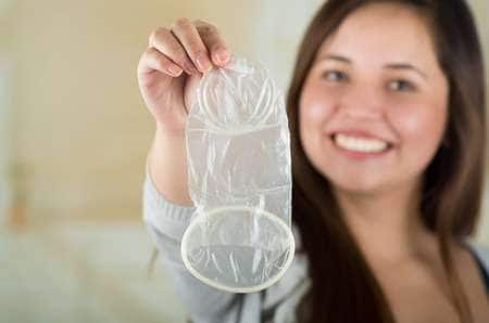 Female condoms and how to use it procedure and the  pros and cons of it Female Condoms | ஆணுறை ஓகே...பெண்ணுறை எப்படி பயன்படுத்துவது தெரியுமா? சாதகமும்.. பாதகமும்..