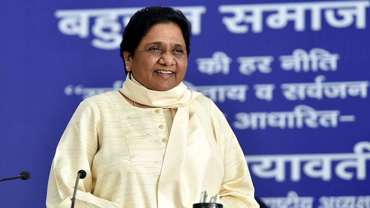 BSP chief Mayawati casts her vote at Municipal Nursery School polling booth Lucknow ‘समाजवादी पार्टी से खुश नहीं मुसलमान, SP को वोट देने का मतलब है गुंडा राज, माफिया राज...’ वोट देने के बाद बोलीं मायावती