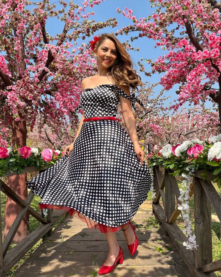 जुन्या स्टाईलमध्ये केलेलं हे फोटोशूट सध्या व्हायरल झालंय.  (photo : instagram @sonalee18588)