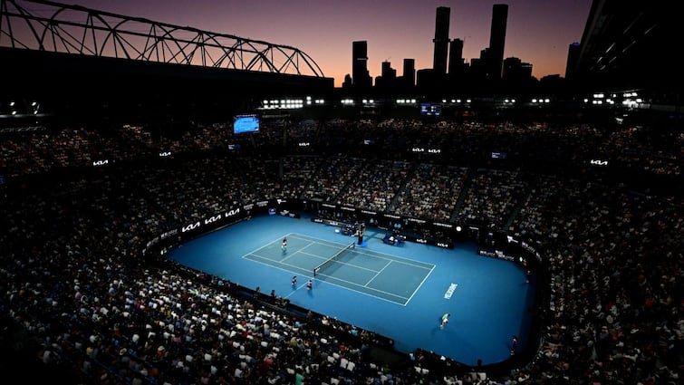 Australian Open: Intruder halts play in men's singles final at Melbourne Australian Open: অস্ট্রেলিয়ান ওপেনের ফাইনালে খেলার মাঝেই কোর্টে ঢুকে পড়লেন দর্শক