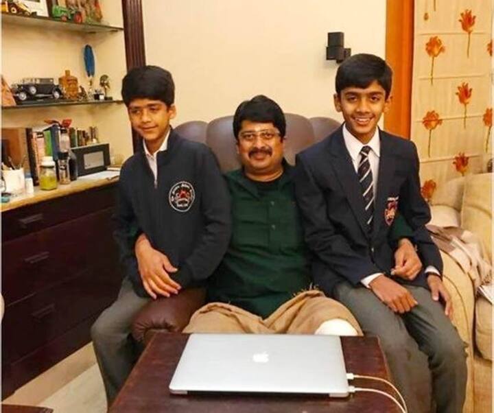 राजा भैया के निजी जीवन की बात करें तो उनकी शादी भानवी कुमारी से हुई है. इस दंपति के चार बच्चे हैं. दो बेटे और दो बेटियां. दोनों बेटे जुड़वा हैं. राजा भैया के दोनों बेटों का जब जन्म हुआ तब वह जेल में थे. बच्चों के जन्म के कई दिन बाद ही वह उनका मुंह देख पाए थे.