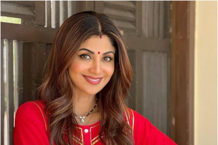 शिल्पा शेट्टी (Shilpa Shetty) : हमेशा से शिल्पा के हर ख्वाब को पूरा करते आए राज कुंद्रा ने अपनी वाइफ के लिए लाखों का मंगलसूत्र बनवाया था जिसकी कीमत करीब 50 लाख रुपए है.