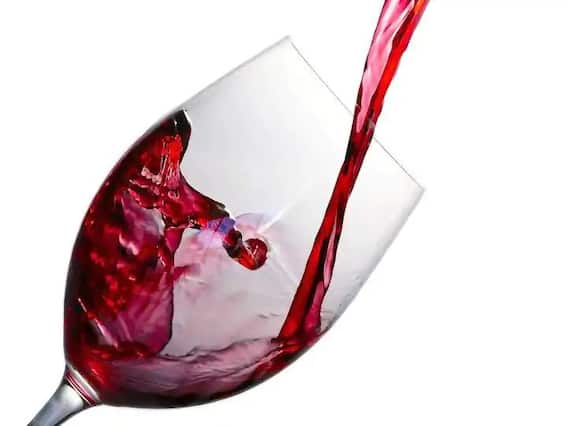 Wine : डाळींबापासून वाईन बनवण्यास परवानगी मिळावी; शेतकऱ्यांची मागणी Wine : डाळींबापासून वाईन बनवण्यास परवानगी मिळावी; शेतकऱ्यांची मागणी