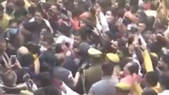 अरे भाई इन्हें उठाओ... कहीं नेताओं की रैलियों में Corona Guidelines को चोट ना लग जाए !