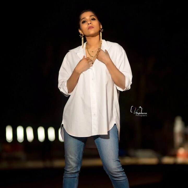 సోషల్ మీడియాలో రష్మీ చాలా యాక్టివ్ గా ఉంటుంది. (Photo Courtesy: Instagram)