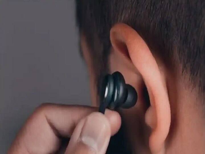 Bihar: Youth dies after being cut by rail in Gopalganj, could not hear train whistle due to earphones ann अगर आपको भी है ईयरफोन लगाने की लत तो पढ़ें ये खबर, बिहार में सामने आई चौंकाने वाली घटना