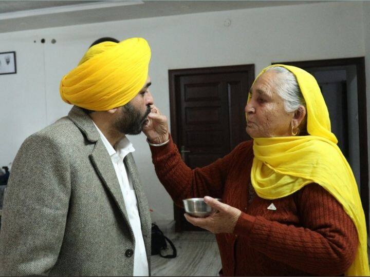 वह शनिवार को धूरी के निर्वाचन अधिकारी के समक्ष अपनी मां के साथ नामंकन करने पहुंचे थे. पंजाब में 20 फरवरी को चुनाव होना है.