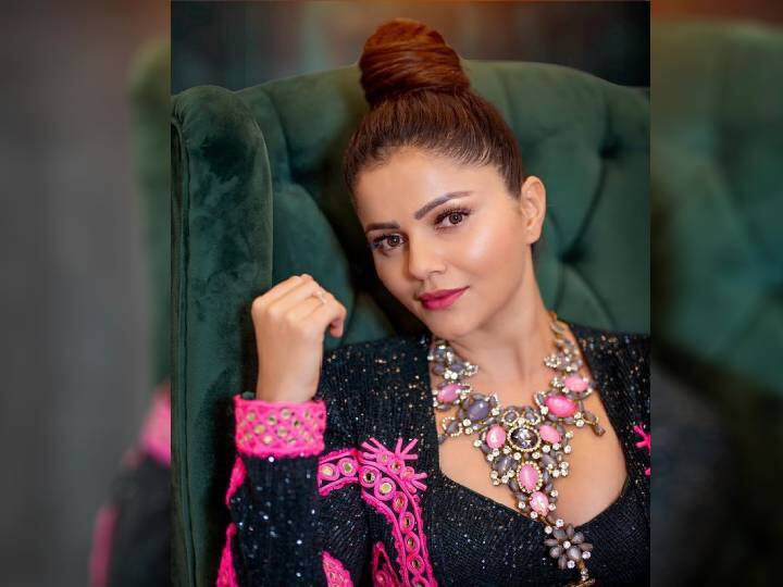 या फोटोंमध्ये अभिनेत्रीने काळ्या रंगाचा टॉप आणि ट्राउझर्स परिधान केले आहे, त्यासोबत अभिनेत्रीने काळ्या रंगाचा ब्लेझर देखील परिधान केला आहे.