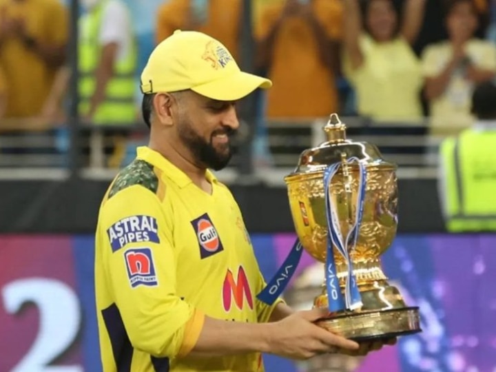 चेन्नई सुपर किंग्स के खिलाड़ी ट्रॉफी जीतने के बाद जश्न