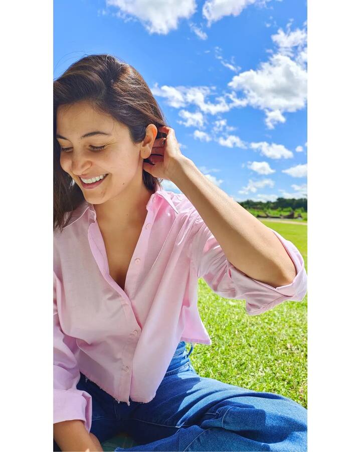 अनुष्का ने आज अपनी सन किस्ड फोटोज शेयर की हैं. जिसमें वह मौसम का लुफ्त उठाती नजर आ रही हैं. अनुष्का का ये अंदाज उनके फैंस को बहुत पसंद आ रहा है. (फोटो-सोशल मीडिया)