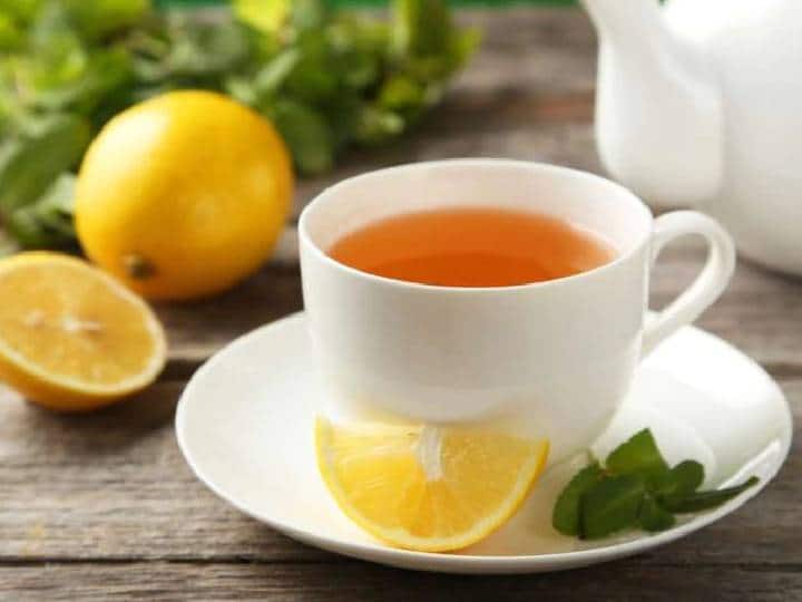 लेमन टी : लिंबू आरोग्यासाठी अनेक प्रकारे फायदेशीर मानला जातो. डोकेदुखीपासून मुक्त होण्यासाठी लिंबूयुक्त चहा पिणे देखील चांगले आहे. यासाठी कोऱ्या चहामध्ये अर्धा लिंबू पिळून प्या. याने डोकेदुखीच्या समस्येवर मात करता येते. (कोणत्याही उपायापूर्वी डॉक्टरांचा सल्ला अवश्य घ्यावा.)