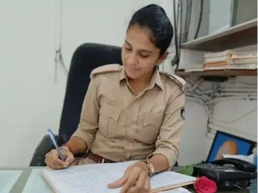 Bhavnagar lady police personnel tweets for own support to all people ભાવનગરની કોન્સ્ટેબલ યુવતીએ લખ્યું, મારા જ ડીપાર્ટમેન્ટે મને ગુનેગાર સાબિત કરીને મૂકી દીધી છે, મને સપોર્ટ કરજો......
