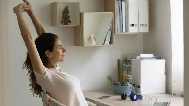 ਚੇਅਰ ਬੈਕ ਸਟ੍ਰੈਚ (Chair Back Stretch) ਇਸ ਖਿੱਚਣ ਨਾਲ ਪਿੱਠ ਦੀਆਂ ਮਾਸਪੇਸ਼ੀਆਂ ਢਿੱਲੀਆਂ ਹੋ ਜਾਣਗੀਆਂ। ਅਜਿਹਾ ਕਰਨ ਲਈ, ਘਰ ਜਾਂ ਦਫਤਰ ਵਿੱਚ ਪਿਛਲੀ ਸਹਾਇਤਾ ਵਾਲੀ ਕੁਰਸੀ 'ਤੇ ਬੈਠੋ। ਹੁਣ ਦੋਵੇਂ ਹੱਥਾਂ ਨੂੰ ਪਿੱਛੇ ਵੱਲ ਲੈ ਜਾਓ ਤੇ ਉਨ੍ਹਾਂ ਨੂੰ ਇਕੱਠੇ ਫੜੋ ਜਾਂ ਇਕ ਪਾਸੇ ਹਵਾ ਵਿਚ ਰੱਖੋ। ਹੁਣ ਪਿੱਠ ਨੂੰ ਤੀਰ ਕਰਦੇ ਸਮੇਂ ਛਾਤੀ ਨੂੰ ਅੱਗੇ ਵਧਾਓ। 30 ਸਕਿੰਟਾਂ ਲਈ ਖਿੱਚੋ ਤੇ 5 ਵਾਰ ਦੁਹਰਾਓ।