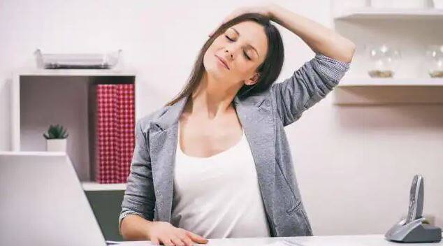 ਨੈੱਕ ਸਟ੍ਰੈਚ (Neck Stretch) ਗਰਦਨ ਨੂੰ ਸਟ੍ਰੈਚ ਕਰਨ ਲਈ ਕੁਰਸੀ 'ਤੇ ਬੈਠ ਕੇ ਪਹਿਲਾਂ ਆਪਣੇ ਸੱਜੇ ਹੱਥ ਨਾਲ ਸਿਰ ਨੂੰ ਸੱਜੇ ਪਾਸੇ ਫੈਲਾਓ, ਫਿਰ ਖੱਬੇ ਹੱਥ ਨਾਲ ਖੱਬੇ ਪਾਸੇ, ਫਿਰ ਦੋਵੇਂ ਹੱਥਾਂ ਨੂੰ ਸਿਰ 'ਤੇ ਹਲਕਾ ਰੱਖ ਕੇ ਗਰਦਨ ਨੂੰ ਅੱਗੇ ਝੁਕਾਓ। ਹੁਣ ਠੋਡੀ ਤੋਂ ਹਲਕਾ ਦਬਾਅ ਦੇ ਕੇ ਉੱਪਰ ਵੱਲ ਖਿੱਚੋ।
